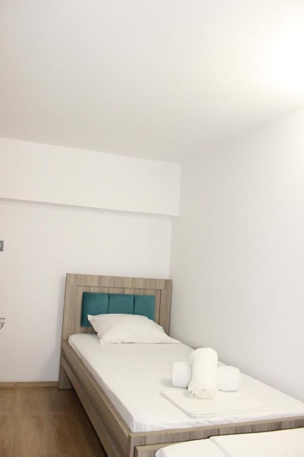Bebi Hotel And Apartments Sarandë Esterno foto