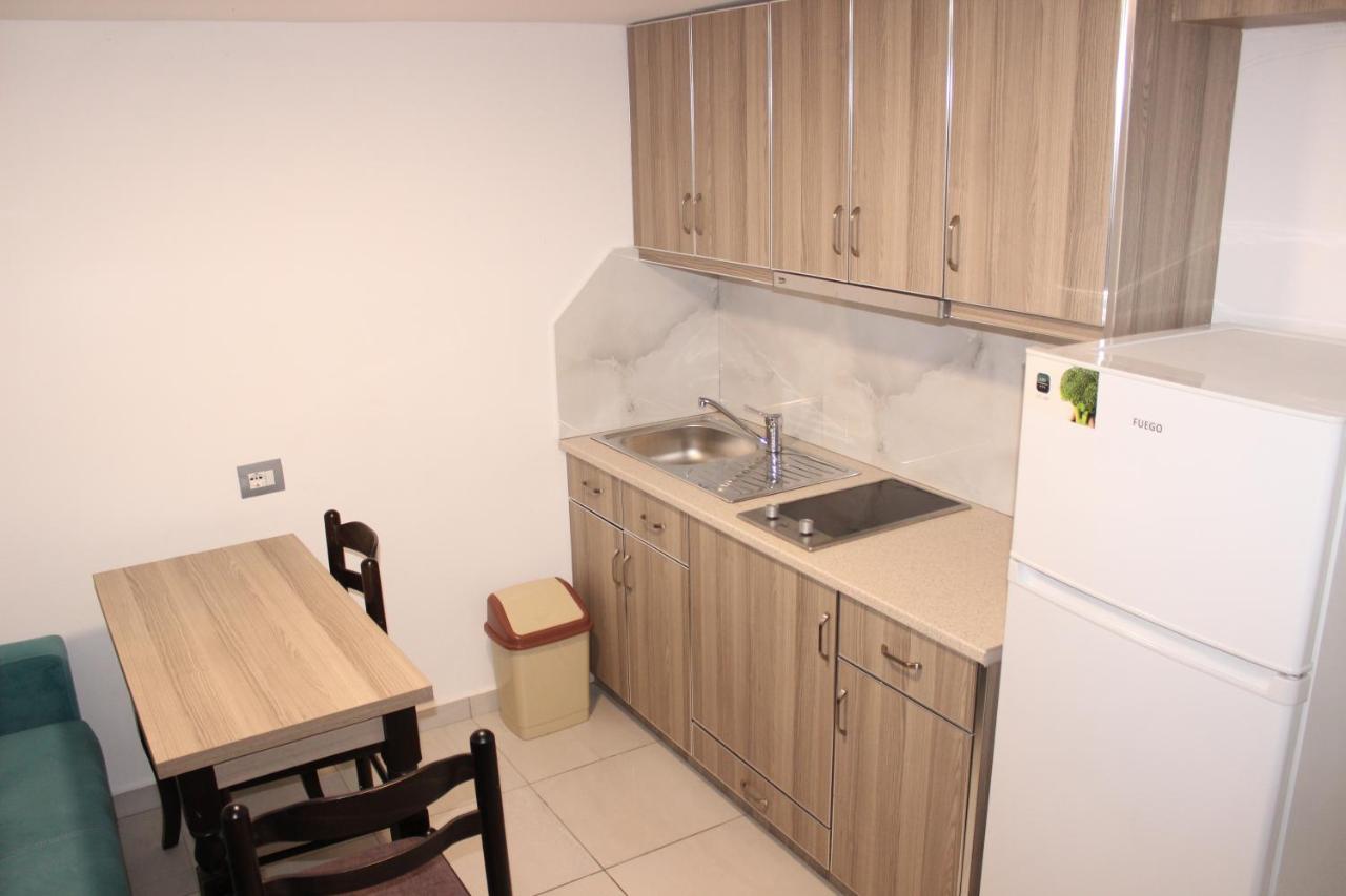 Bebi Hotel And Apartments Sarandë Esterno foto