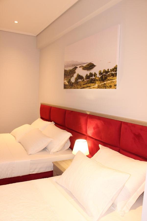 Bebi Hotel And Apartments Sarandë Esterno foto