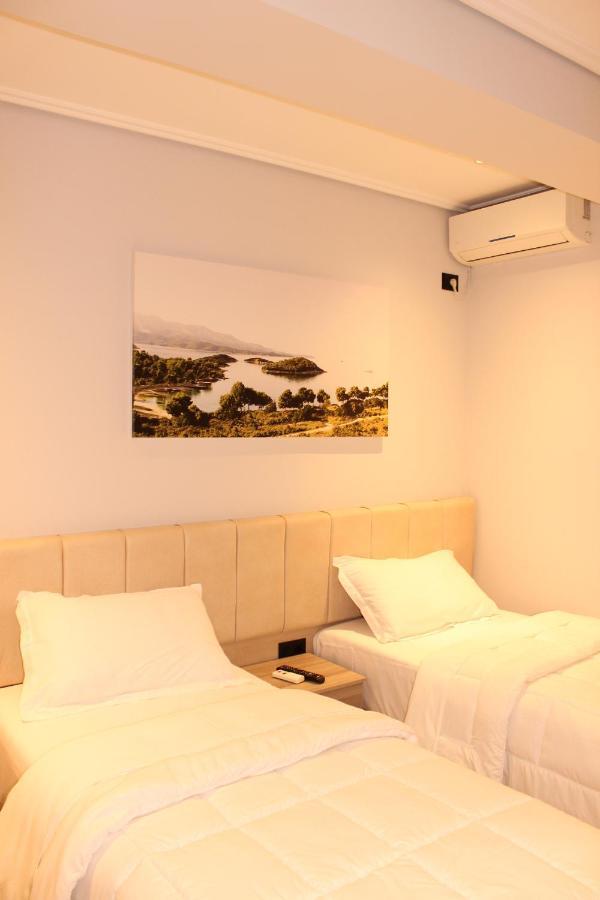 Bebi Hotel And Apartments Sarandë Esterno foto