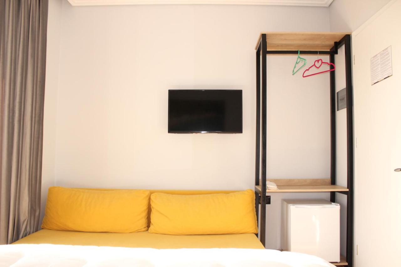 Bebi Hotel And Apartments Sarandë Esterno foto