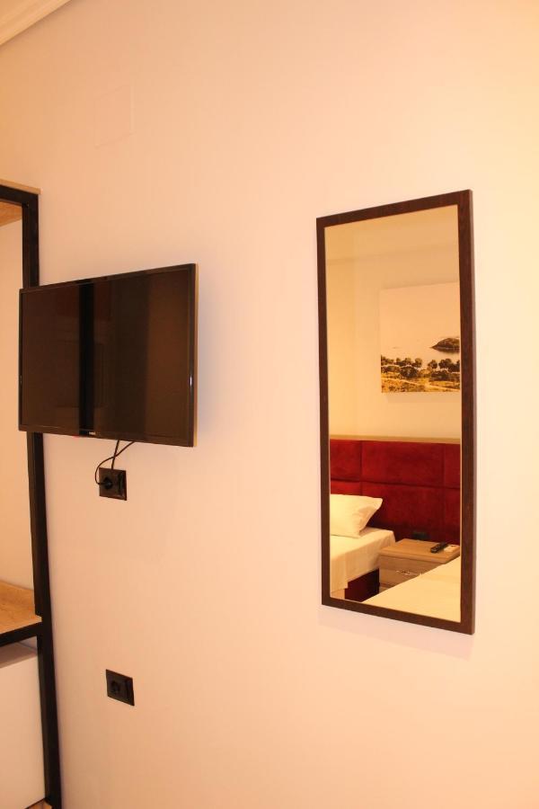 Bebi Hotel And Apartments Sarandë Esterno foto