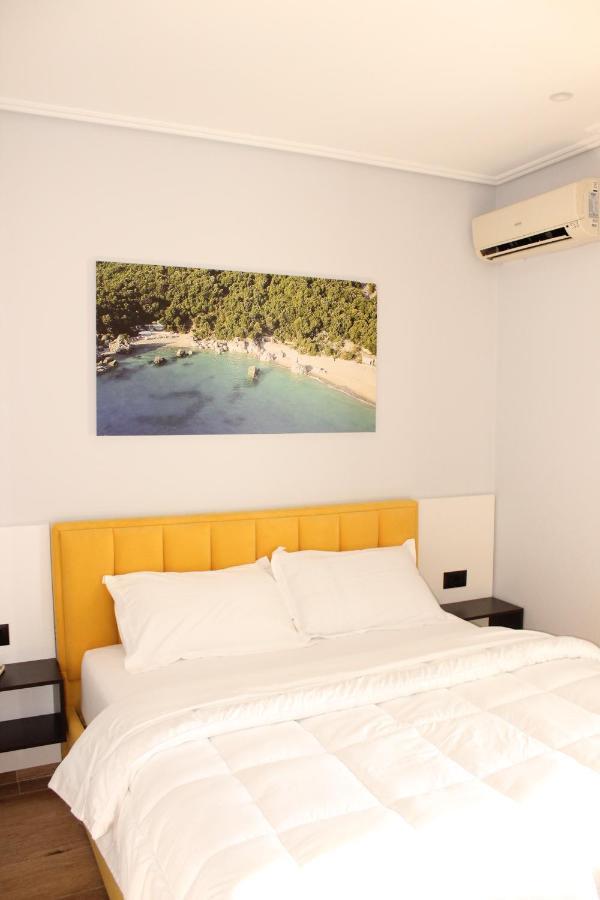 Bebi Hotel And Apartments Sarandë Esterno foto