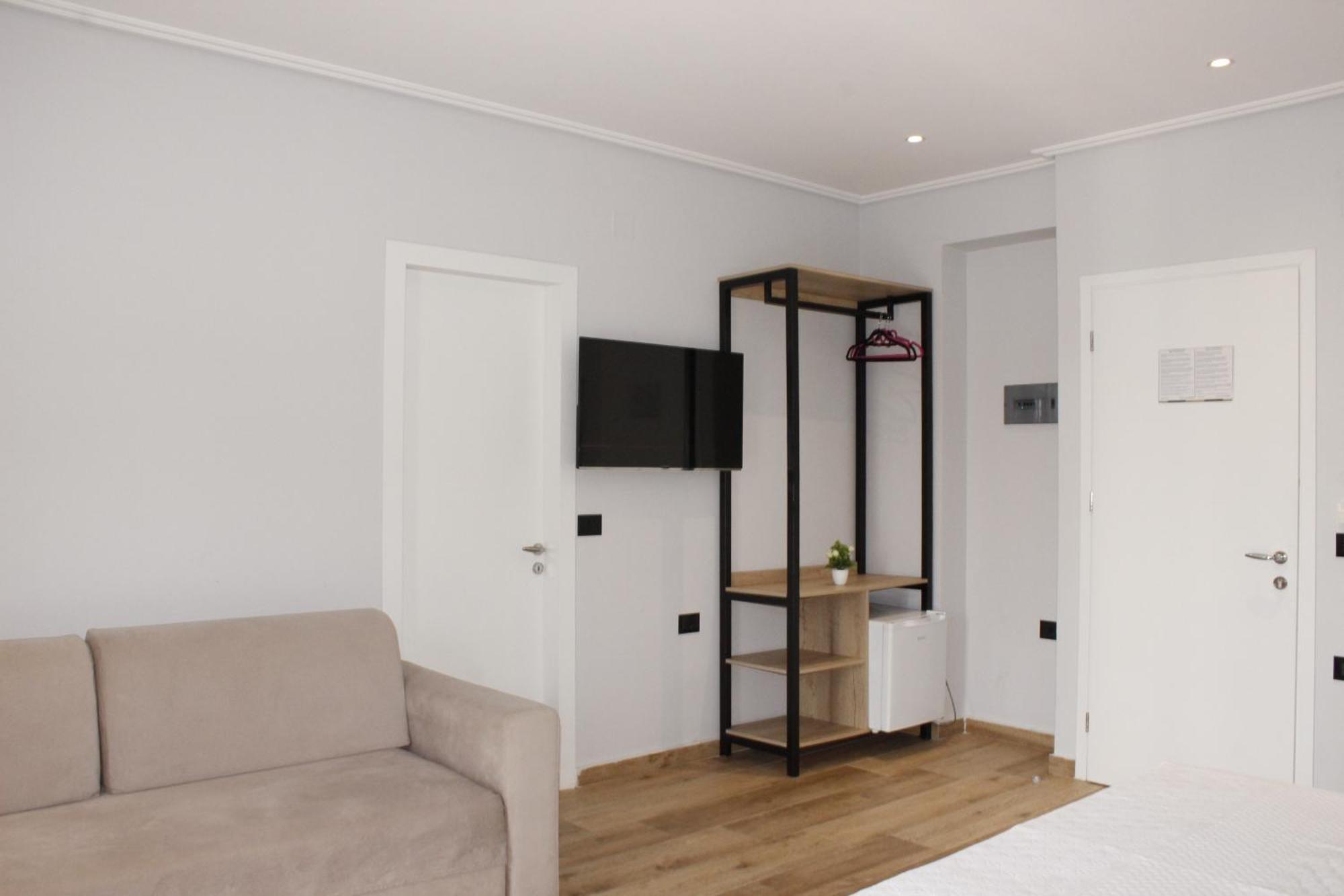 Bebi Hotel And Apartments Sarandë Esterno foto