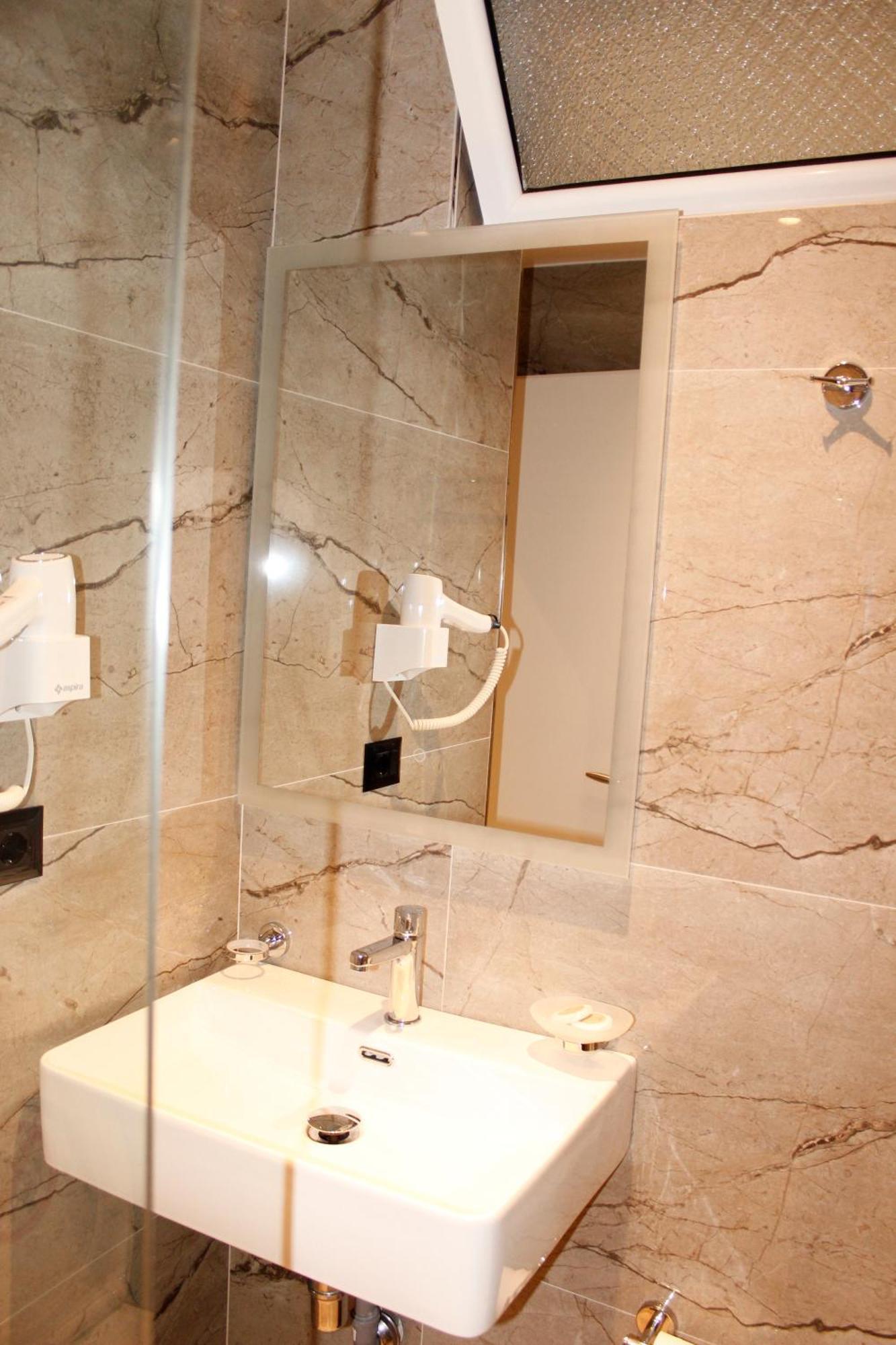 Bebi Hotel And Apartments Sarandë Esterno foto